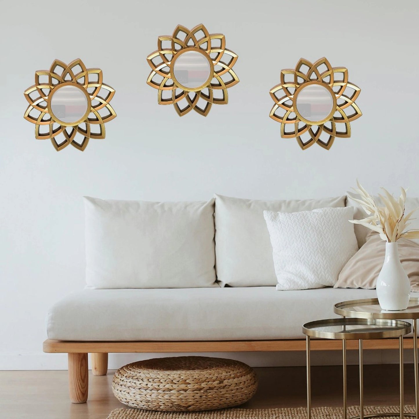 Set de 3 espejos decorativos estilo sol nórdico colgados sobre sofá blanco en ambiente escandinavo moderno.